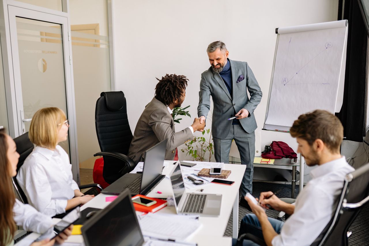 Waarom de beste salesorganisaties investeren in training en coaching om hun commerciële voorsprong te behouden
